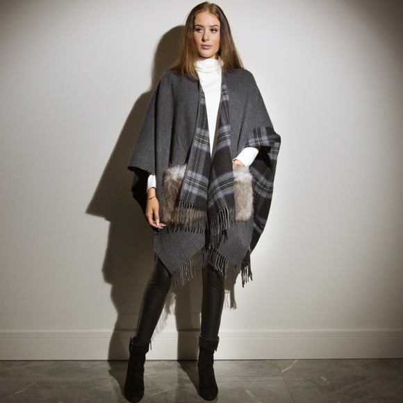 Weekend Max Mara Abissi fur pockets cape- poncho ❤️ - Picture 2 of 7